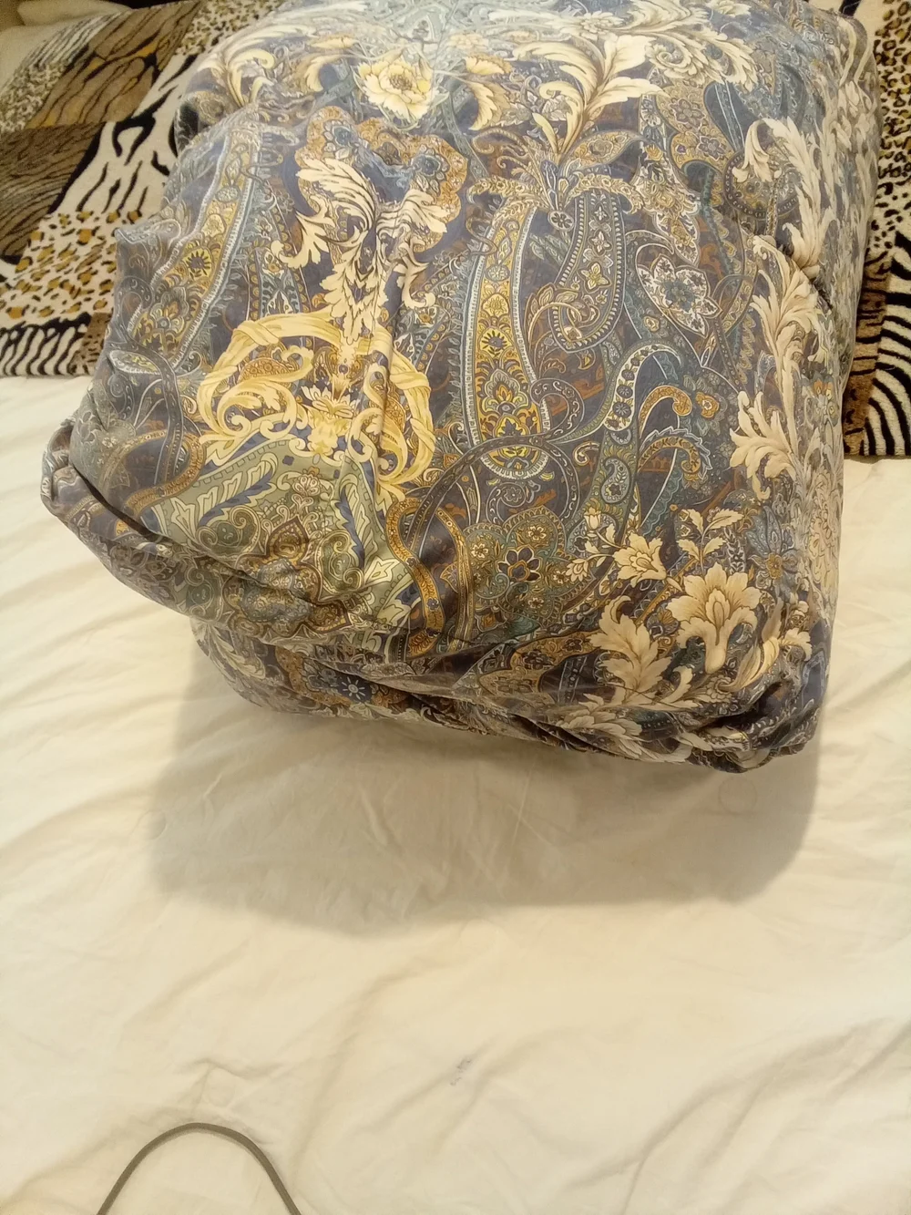 oeko-tex Standard 100 Paisley Comforter in Blue/Cream Tones King Sz. L 90
